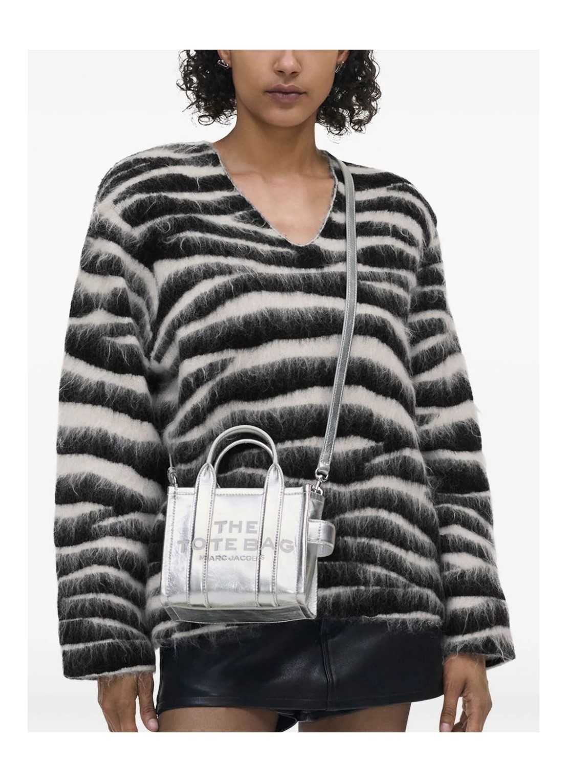 THE CROSSBODY METALLIC TOTE BAG2