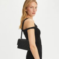 petit-sac-porté-épaule-convertible-fleming-en-cuir-poli-accessory-on-model.TB_167773_001_20250204_OMACC.pdp-750×853