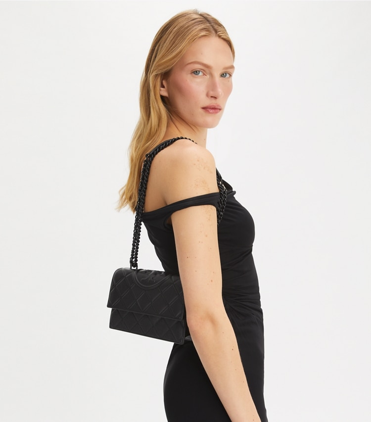 petit-sac-porté-épaule-convertible-fleming-en-cuir-poli-accessory-on-model.TB_167773_001_20250204_OMACC.pdp-750×853