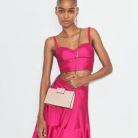 mini-portefeuille-chaîne-fleming-en-cuir-souple-accessory-on-model.TB_167250_650_20250404_OMACC.pdp-1534x1744