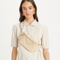 sac-banane-convertible-fleming-soft-accessory-on-model.TB_160132_122_20240410_OMACC.pdp-1534x1744