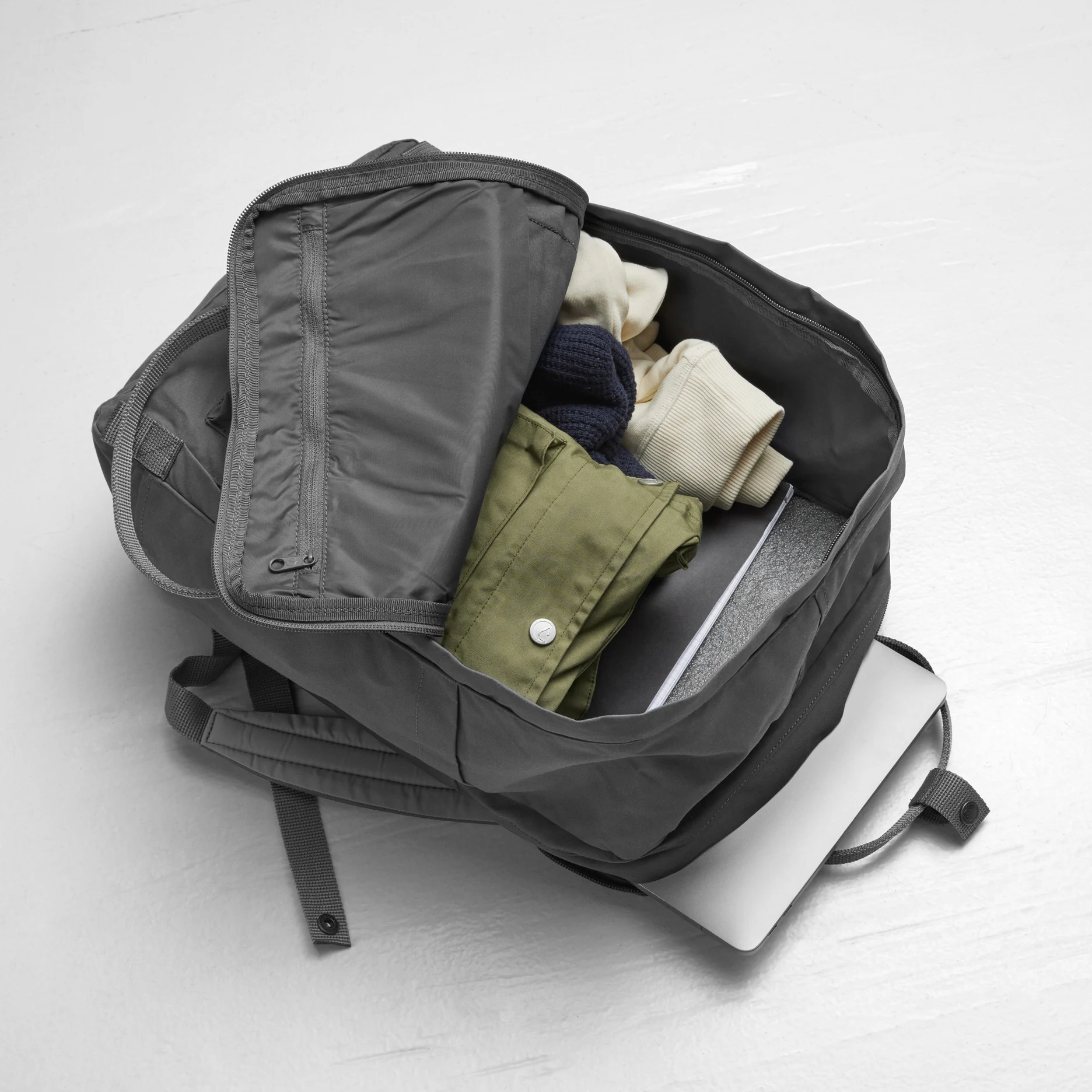 kanken_laptop_17_23525-160_h_model_fjr